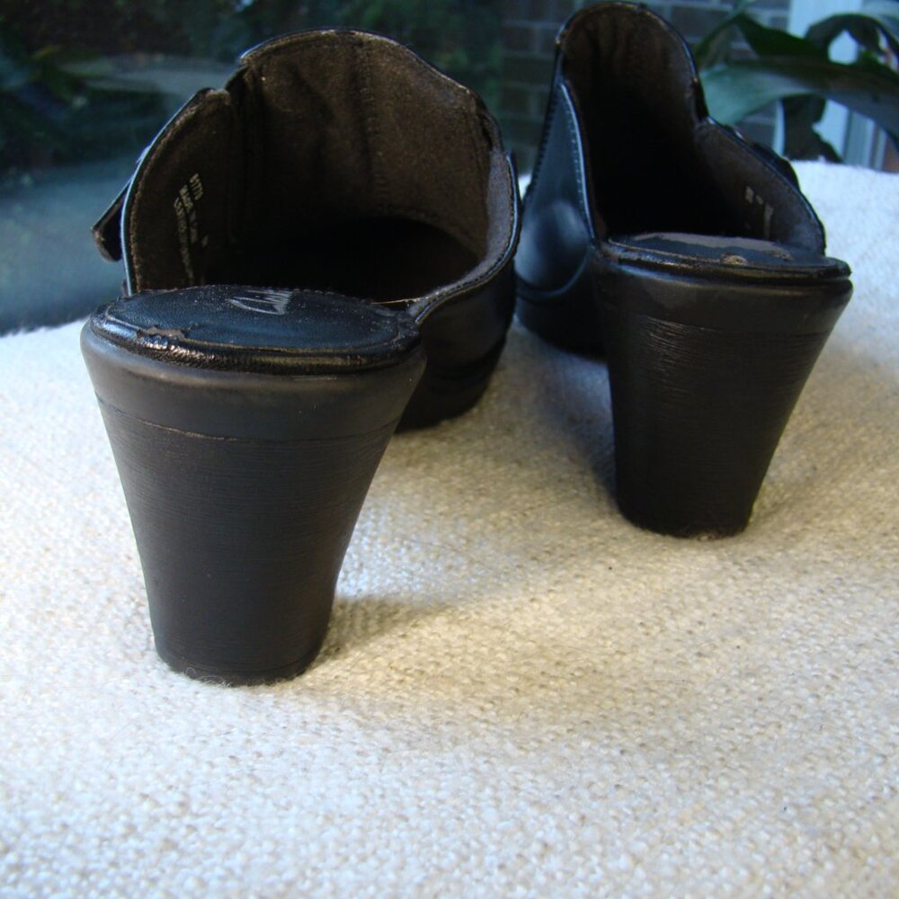 Clarks black genuine leather silver buckle medium heeled clog mules, size 6 - Picture 3 of 7